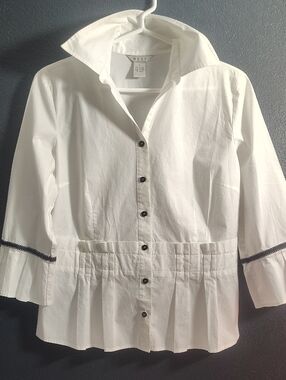 Nexx White Sophisticated Button-Front Pleated Waist Chic Blouse with Black Trim